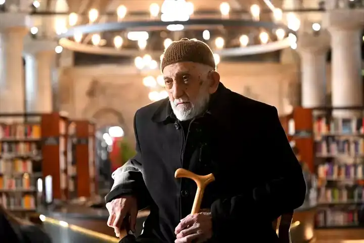 94 Yaşındaki Halil Dede'nin Kütüphane Aşkı